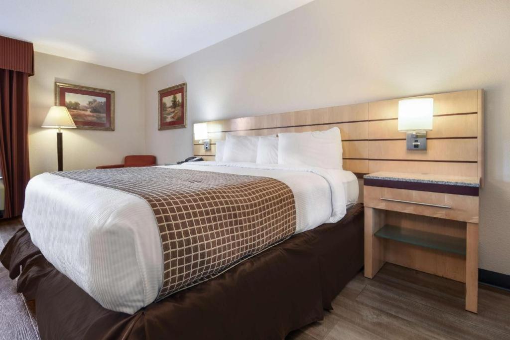 Surestay Plus Hotel Tarboro Екстер'єр фото